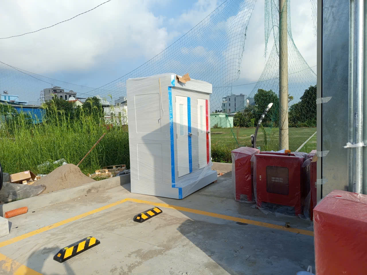 Nhà vệ sinh công công lắp đặt tại trạm sạc xe điện