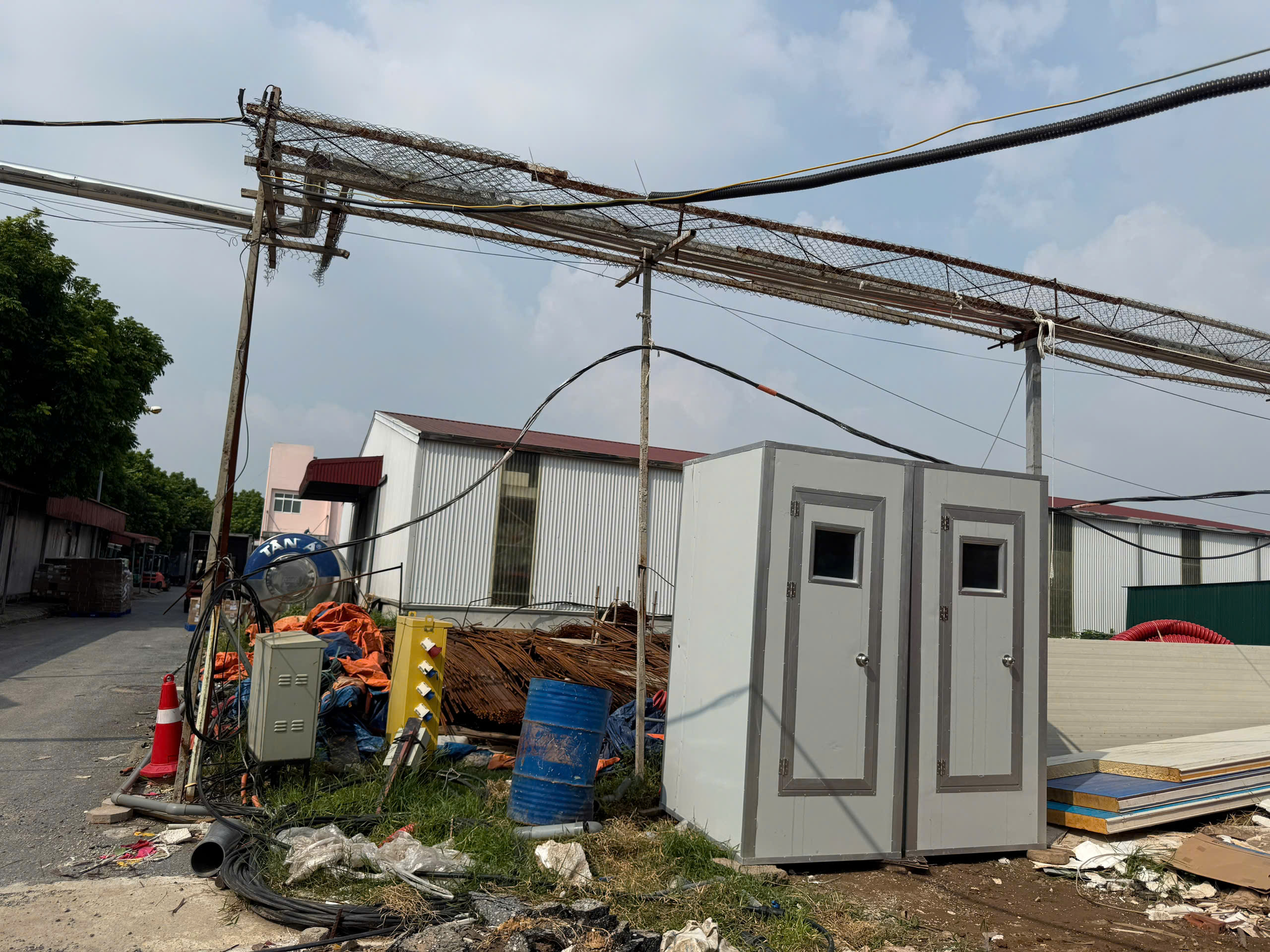 Nhà vệ sinh di động kết hợp giữa Panel tôn xốp và composite